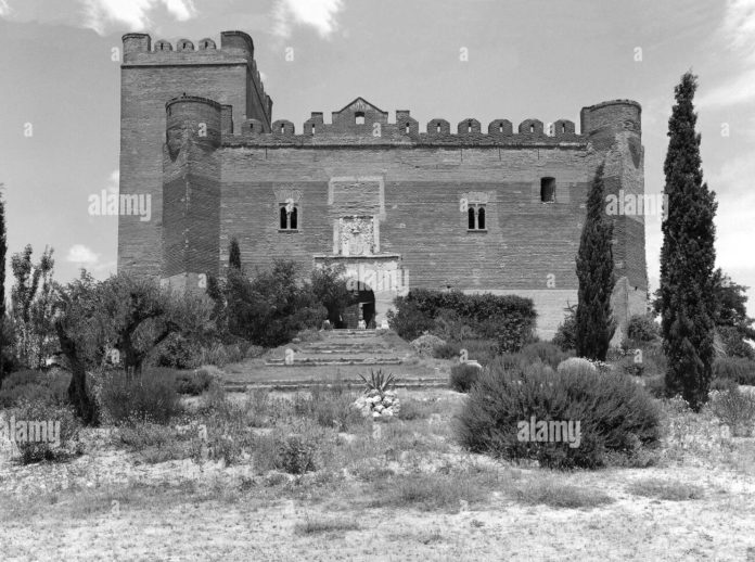 castillo-de-batres-construido-entre-los-sigo-xv-y-xvi-pertenecio-a-la-familia-de-garcilaso-de-la-vega-fotografia-en-blanco-y-negro-ubicacion-castillo-batres-madrid-espana-2g7ak3h